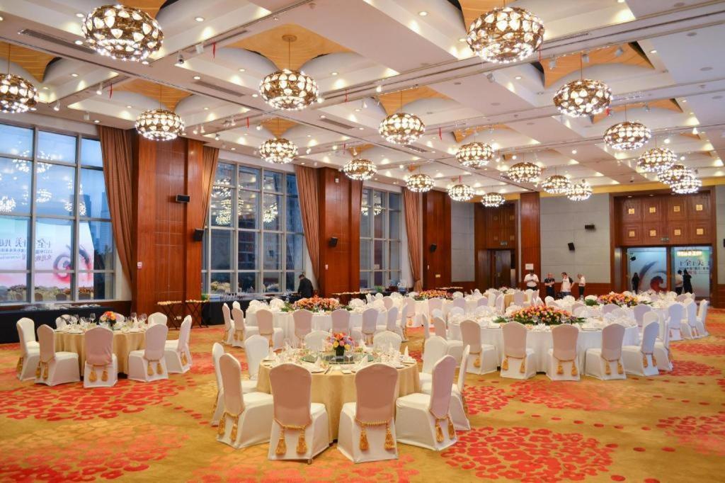 Dekin Hotel Chongqing Jiefangbei Exterior photo