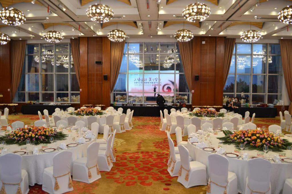 Dekin Hotel Chongqing Jiefangbei Exterior photo