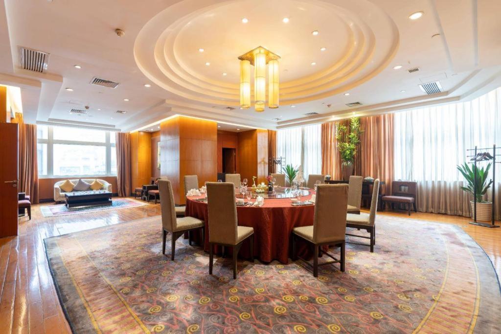 Dekin Hotel Chongqing Jiefangbei Exterior photo